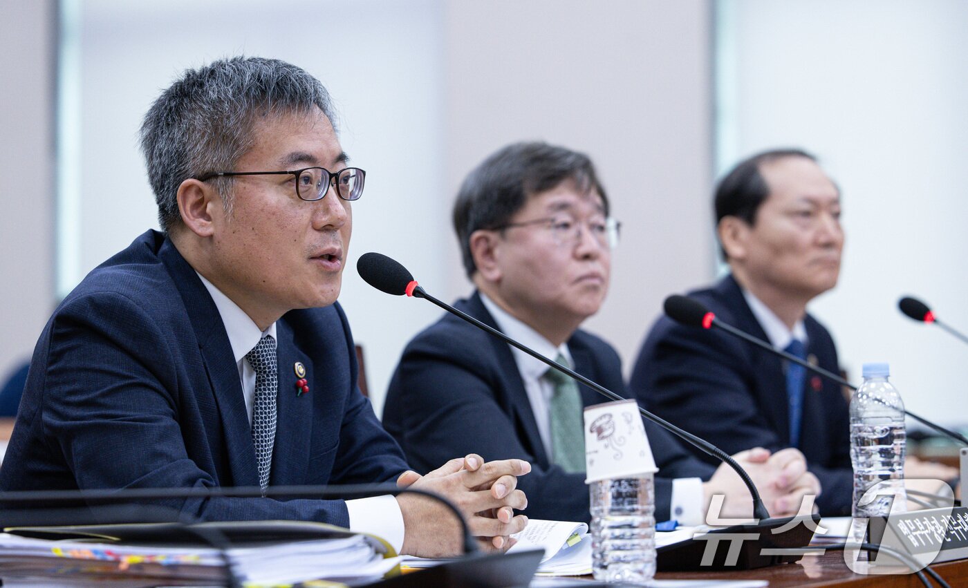 본문 이미지 - 김석우 법무부장관 직무대행이 20일 오전 서울 여의도 국회에서 열린 제421회 국회(임시회) 법제사법위원회(법사위) 제2차 전체회의에서 서울서부지방법원 소요사태 관련 의원 질의에 답변하고 있다. 2025.1.20/뉴스1 ⓒ News1 이재명 기자