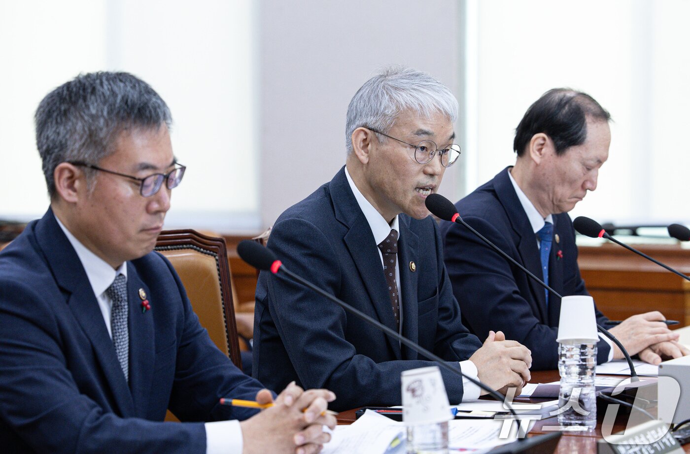 본문 이미지 - 천대엽 법원행정처 처장이 20일 오전 서울 여의도 국회에서 열린 제421회 국회(임시회) 법제사법위원회(법사위) 제2차 전체회의에서 서울서부지방법원 소요사태 관련 보고를 하고 있다. 2025.1.20/뉴스1 ⓒ News1 이재명 기자