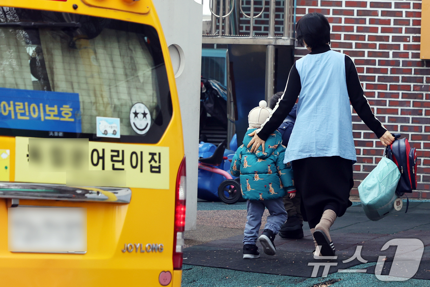 (서울=뉴스1) 황기선 기자 = 20일 오전 서울시내 한 어린이집에서 어린이들이 등원을 하고 있다.이날 통계청 국가통계포털(KOSIS)에 따르면 지난해 주민등록 기준 0~17세 인 …