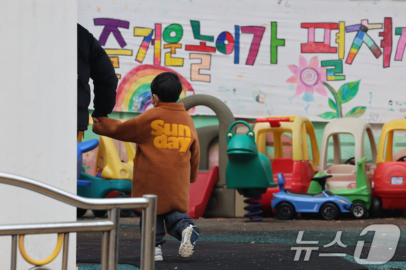 (서울=뉴스1) 황기선 기자 = 20일 오전 서울시내 한 어린이집에서 어린이들이 등원을 하고 있다.이날 통계청 국가통계포털(KOSIS)에 따르면 지난해 주민등록 기준 0~17세 인 …