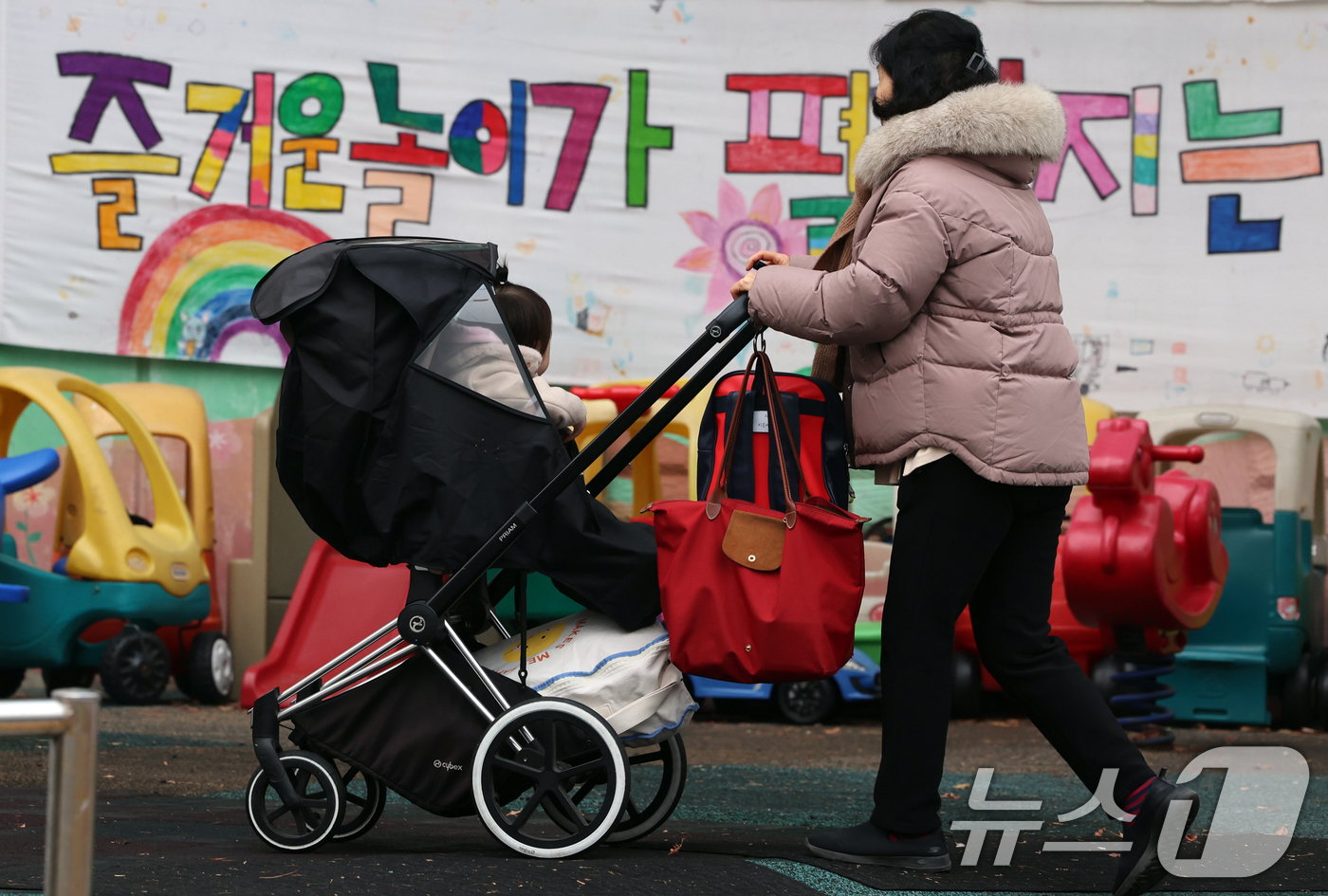 (서울=뉴스1) 황기선 기자 = 20일 오전 서울시내 한 어린이집에서 어린이들이 등원을 하고 있다.이날 통계청 국가통계포털(KOSIS)에 따르면 지난해 주민등록 기준 0~17세 인 …