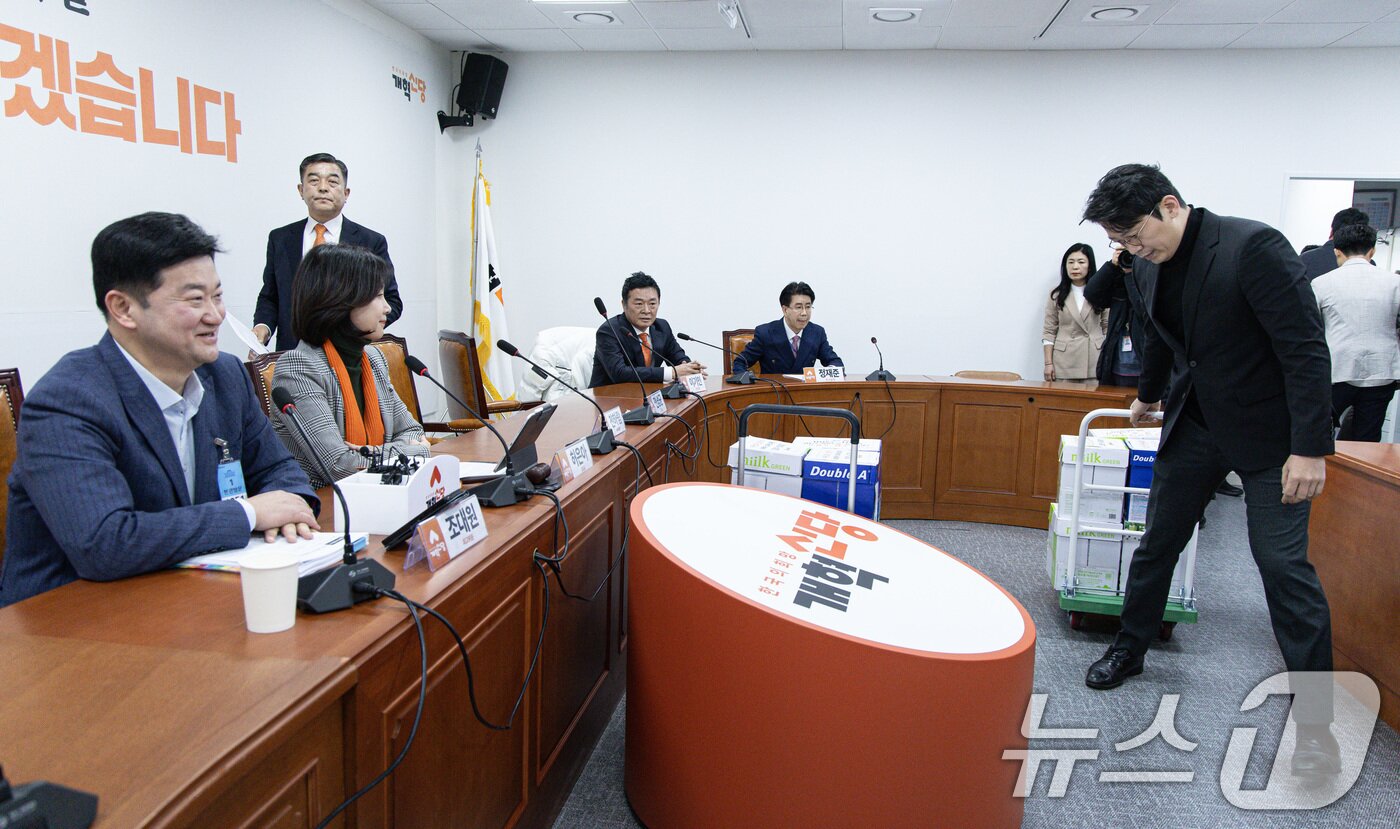 본문 이미지 - 20일 오전 서울 여의도 국회에서 열린 최고위원회의에서 한 관계자가 임시전당대회 소집요구서와 당원소환 요청서를 회의장에 놓고 있다. 2025.1.20/뉴스1 ⓒ News1 이재명 기자