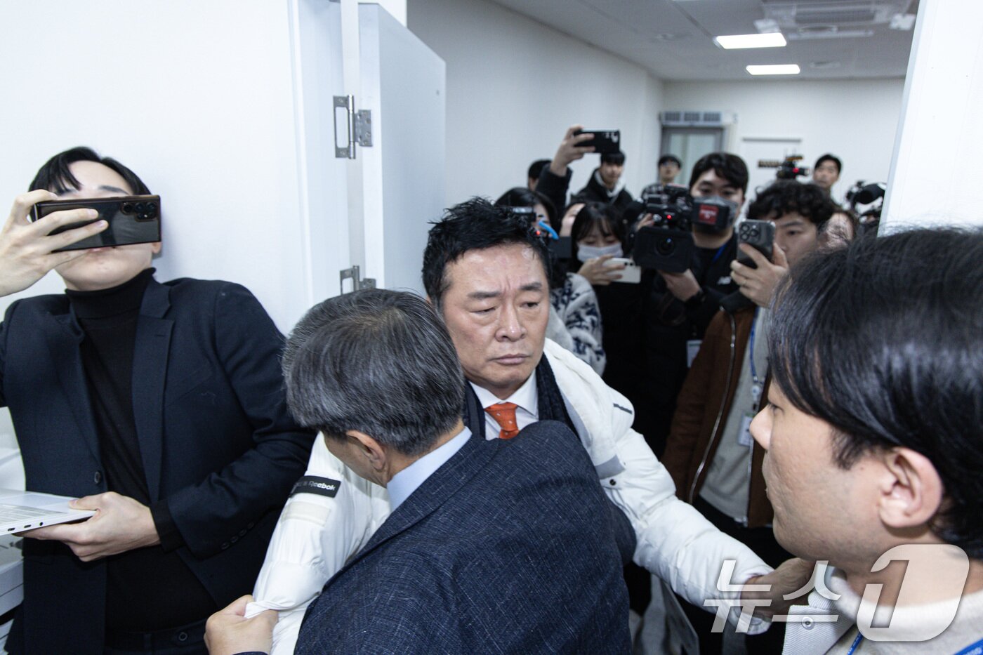 본문 이미지 - 김철근 개혁신당 전 사무총장을 비롯한 관계자들이 20일 오전 서울 여의도 국회에서 열린 최고위원회의에 당원소환 요청서를 가지고 들어가는 과정에서 마찰을 빚고 있다. 2025.1.20/뉴스1 ⓒ News1 이재명 기자