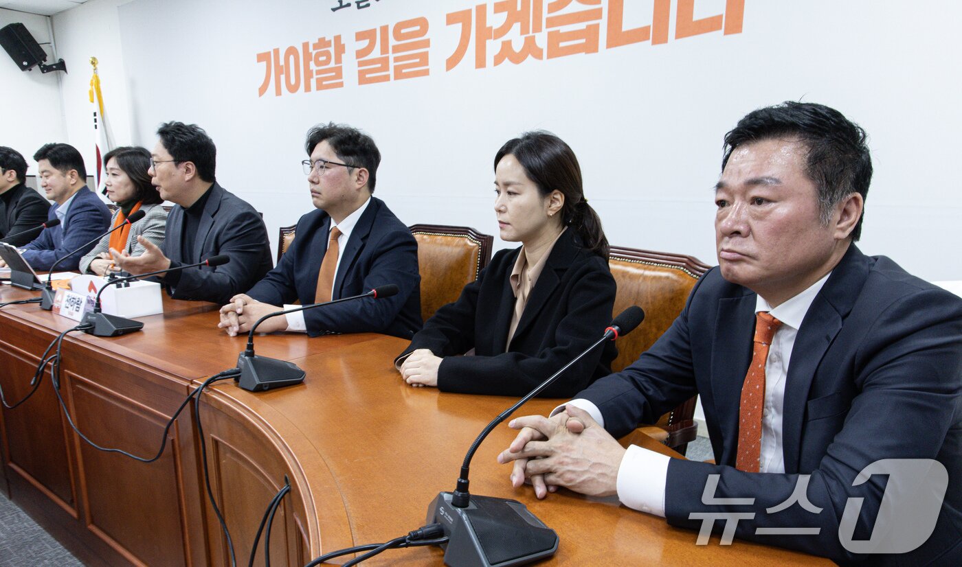본문 이미지 - 김철근 전 개혁신당 사무총장이 20일 오전 서울 여의도 국회에서 열린 최고위원회의에 참석해 있다. 2025.1.20/뉴스1 ⓒ News1 이재명 기자