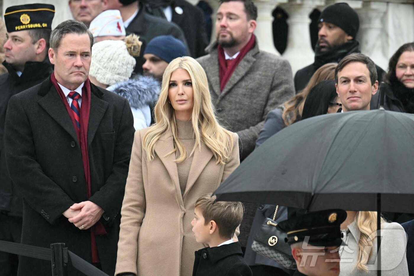 본문 이미지 - 도널드 트럼프 미국 대통령 당선인의 딸 이방카와 남편 재러드 쿠슈너가 19일&#40;현지시간&#41; 취임식을 하루 앞두고 버지니아주 알링턴에 있는 알링턴 국립 묘지의 무명용사 묘역 헌화식에 도착을 하고 있다. 2025.01,20 ⓒ AFP=뉴스1 ⓒ News1 우동명 기자