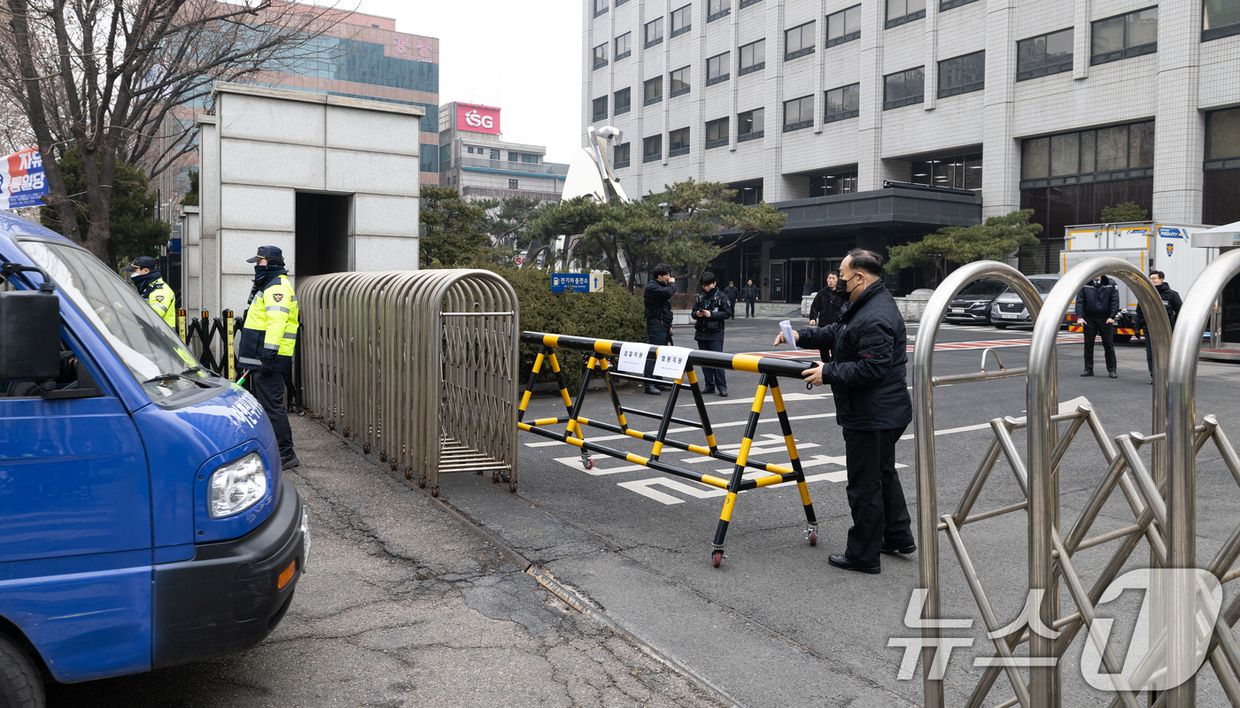 (서울=뉴스1) 이승배 기자 = 20일 오전 서울 마포구 서울서부지방법원에서 윤석열 대통령 지지자들의 난입 사태로 출입통제가 강화되고 있다.한편 윤석열 대통령의 구속영장 발부 직후 …