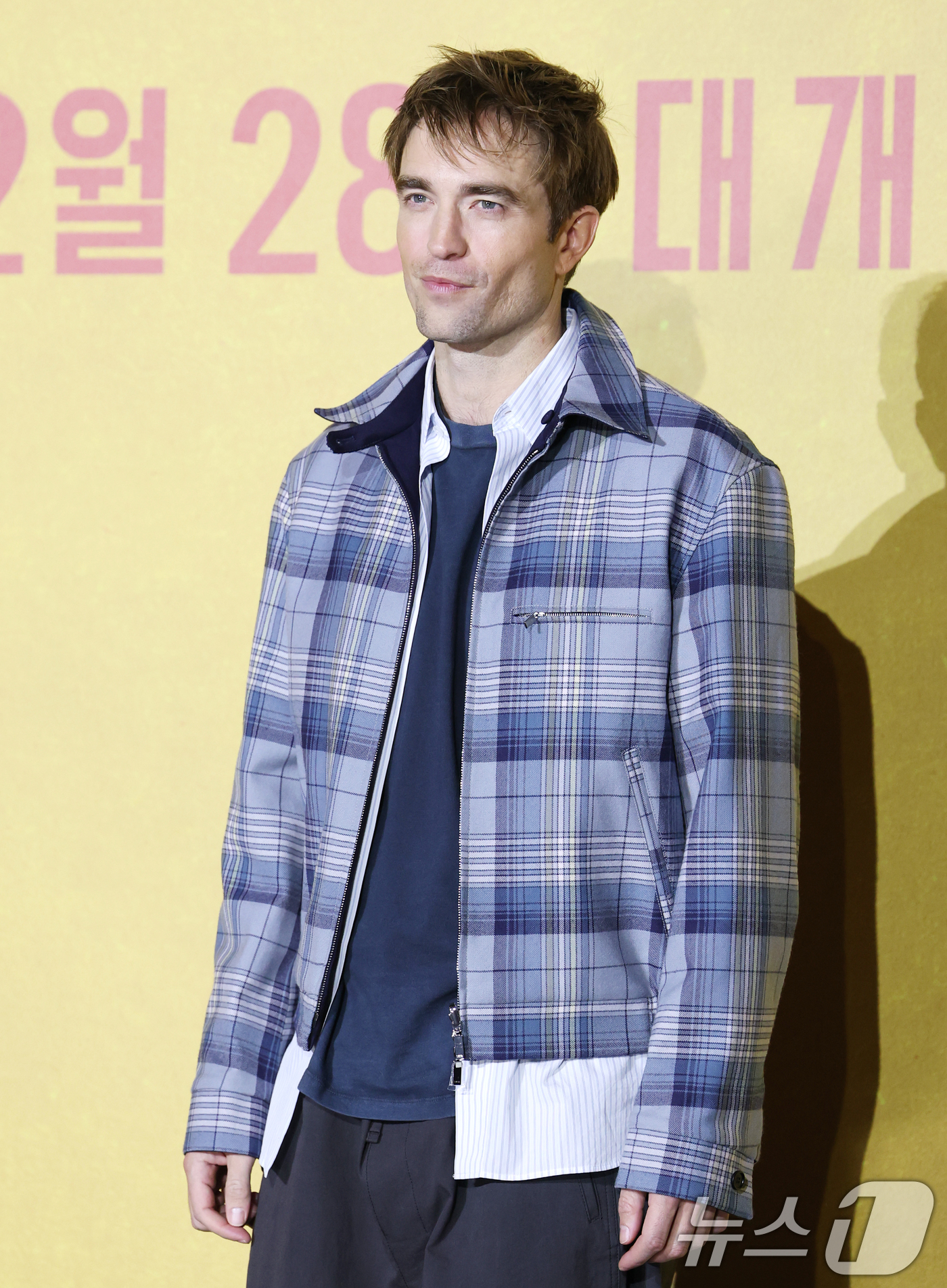 (서울=뉴스1) 권현진 기자 = 배우 로버트 패틴슨이 20일 서울 용산구 CGV 용산아이파크몰에서 열린 영화 '미키17'(감독 봉준호) 내한 기자간담회에 참석해 포즈를 취하고 있다 …