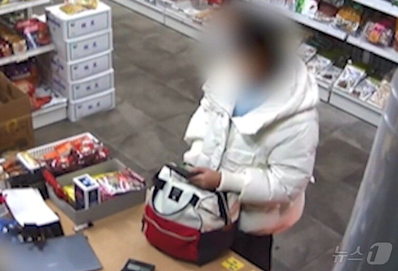 본문 이미지 - 지난 16일 제주시내 호텔에서 암호화폐 거래를 빌미로 벌어진 특수강도 사건의 공범이 범행에 사용한 한화 현금을 환전하려고 하는 모습.(제주서부경찰서 제공)