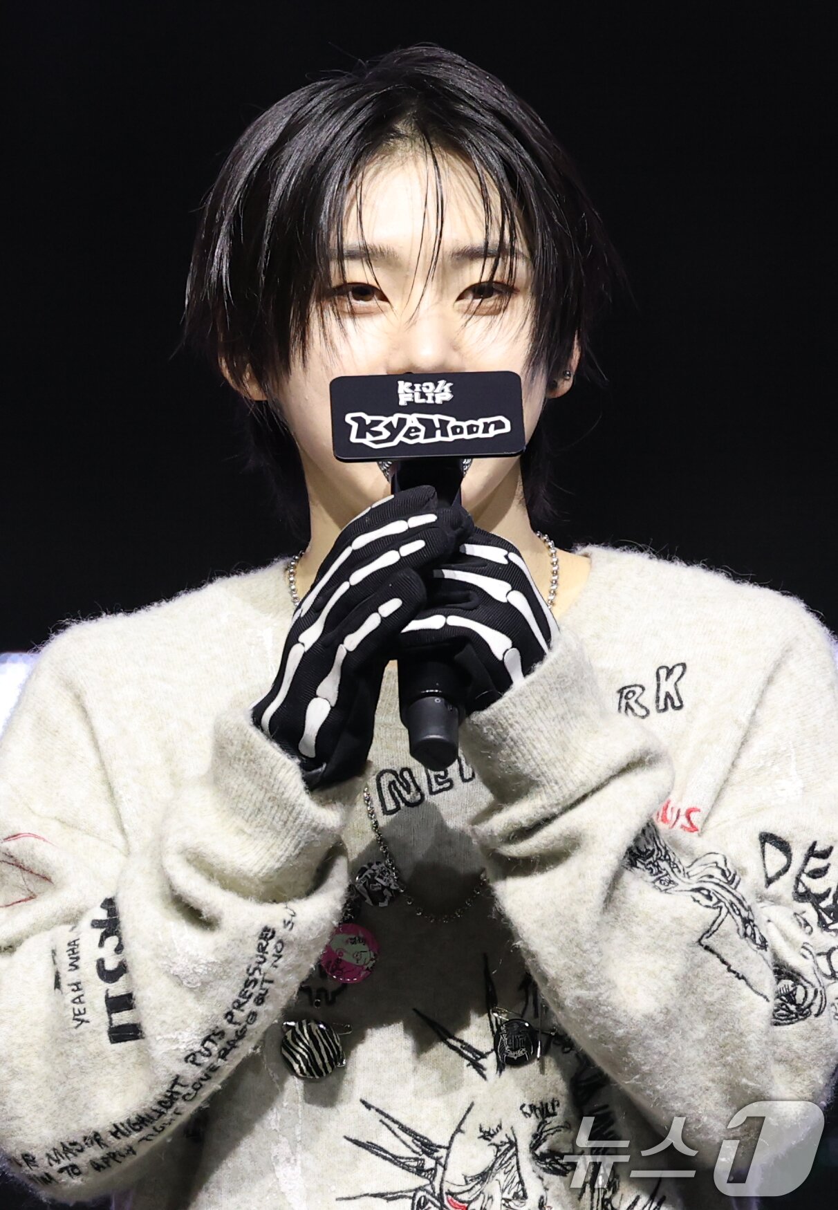 본문 이미지 - 그룹 킥플립(KickFlip) 계훈이 20일 오후 서울 광진구 광장동 예스24 라이브홀에서 가진 첫 번째 미니앨범 'Flip it, Kick it!' 발매 기념 쇼케이스에서 인사말을 하고 있다. 2024.1.20/뉴스1 ⓒ News1 권현진 기자