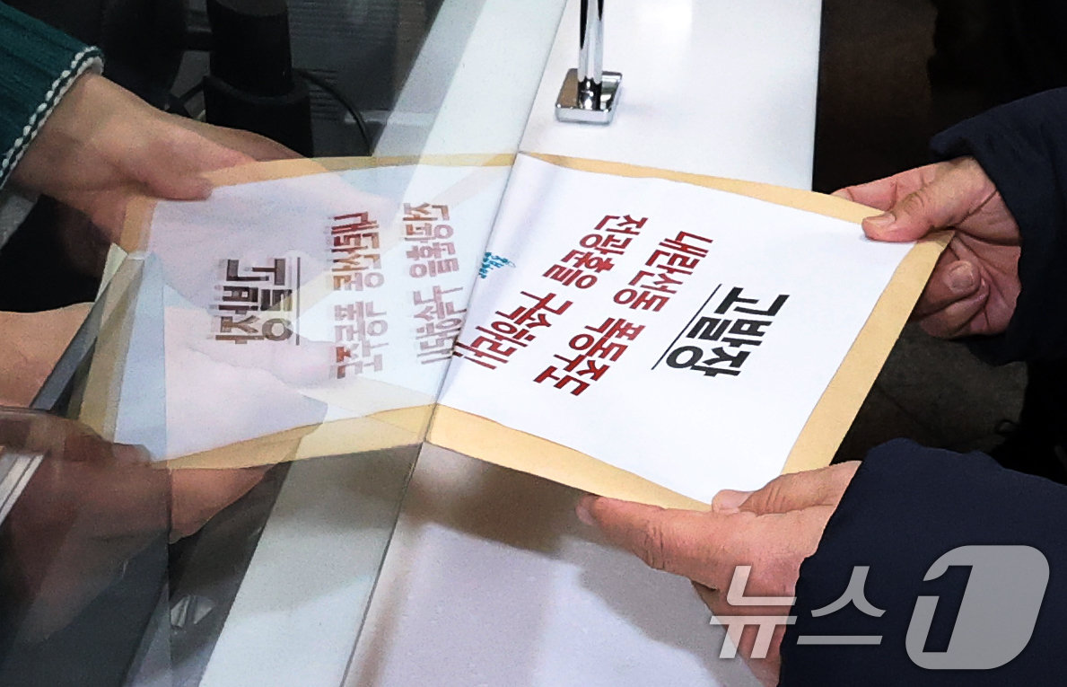 (서울=뉴스1) 오대일 기자 = 촛불행동 김민웅 공동대표가 20일 서울 서대문구 국가수사본부 앞에서 열린 '내란선동, 폭동주도 전광훈 고발 기자회견'을 마친 후 고발장을 제출하고 …