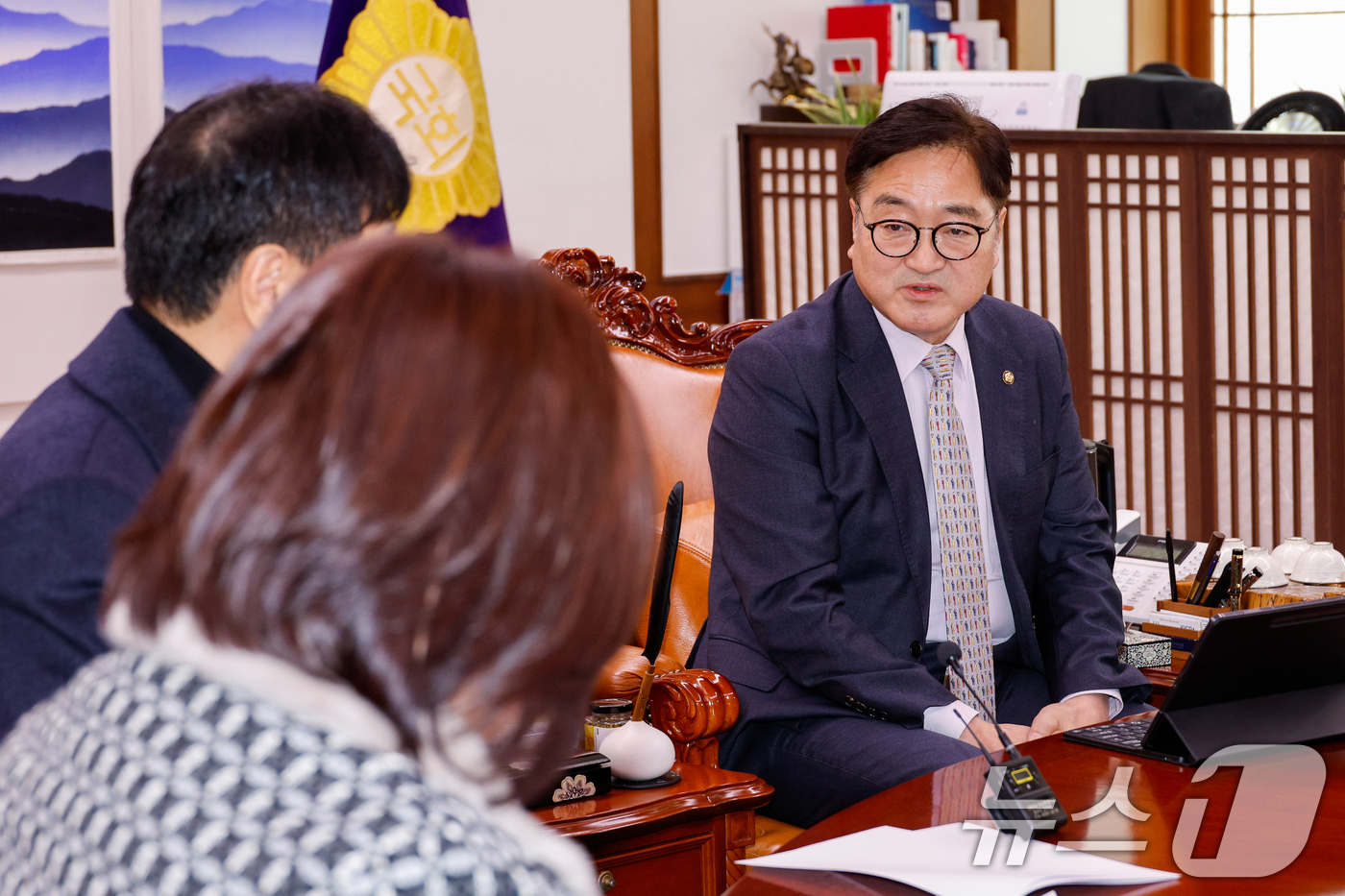 (서울=뉴스1) 안은나 기자 = 우원식 국회의장이 20일 오후 서울 여의도 국회에서 선석현 광주광역시관광협회 회장, 강혜련 이사, 양해경 이사, 김재국 한국여행업사업협동조합 이사장 …