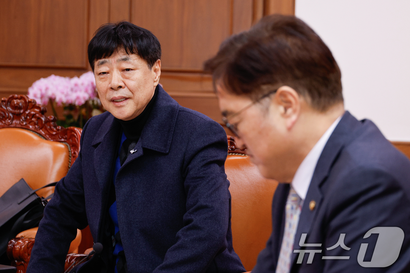 (서울=뉴스1) 안은나 기자 = 선석현 광주광역시관광협회 회장이 20일 오후 서울 여의도 국회에서 우원식 국회의장과 광주전남 관광산업 위기상황 긴급간담회를 하고 있다. 2025.1 …