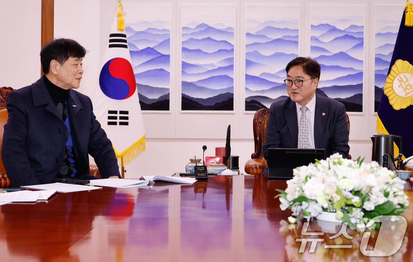 (서울=뉴스1) 안은나 기자 = 우원식 국회의장이 20일 오후 서울 여의도 국회에서 선석현 광주광역시관광협회 회장 등과 광주전남 관광산업 위기상황 긴급간담회를 하고 있다. 2025 …