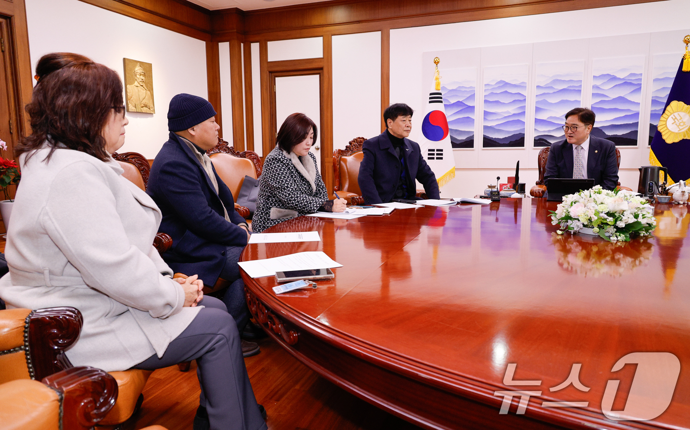 (서울=뉴스1) 안은나 기자 = 우원식 국회의장이 20일 오후 서울 여의도 국회에서 선석현 광주광역시관광협회 회장, 강혜련 이사, 양해경 이사, 김재국 한국여행업사업협동조합 이사장 …