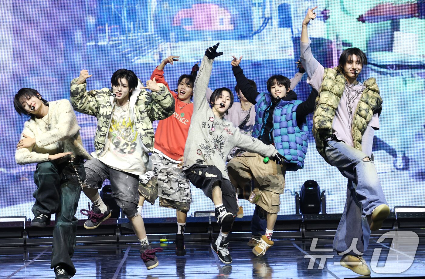 본문 이미지 - 그룹 킥플립(KickFlip)이 20일 오후 서울 광진구 광장동 예스24 라이브홀에서 가진 첫 번째 미니앨범 'Flip it, Kick it!' 발매 기념 쇼케이스에서 신곡을 선보이고 있다. 2024.1.20/뉴스1 ⓒ News1 권현진 기자