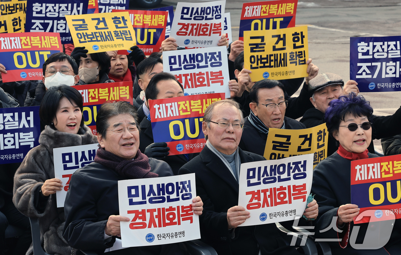 (서울=뉴스1) 박정호 기자 = 강석호 한국자유총연맹 총재(앞줄 왼쪽)가 20일 오후 서울 중구 장충단로 한국자유총연맹 남산 자유센터 내 이승만 동상 앞에서 열린 '대한민국 자유민 …