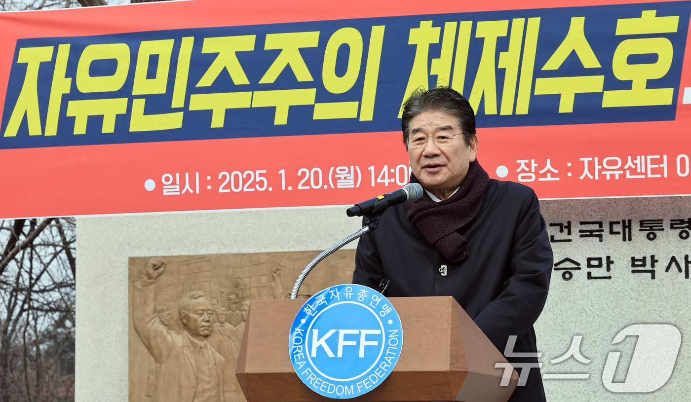 (서울=뉴스1) 박정호 기자 = 강석호 한국자유총연맹 총재가 20일 오후 서울 중구 장충단로 한국자유총연맹 남산 자유센터 내 이승만 동상 앞에서 열린 '대한민국 자유민주주의 체제 …