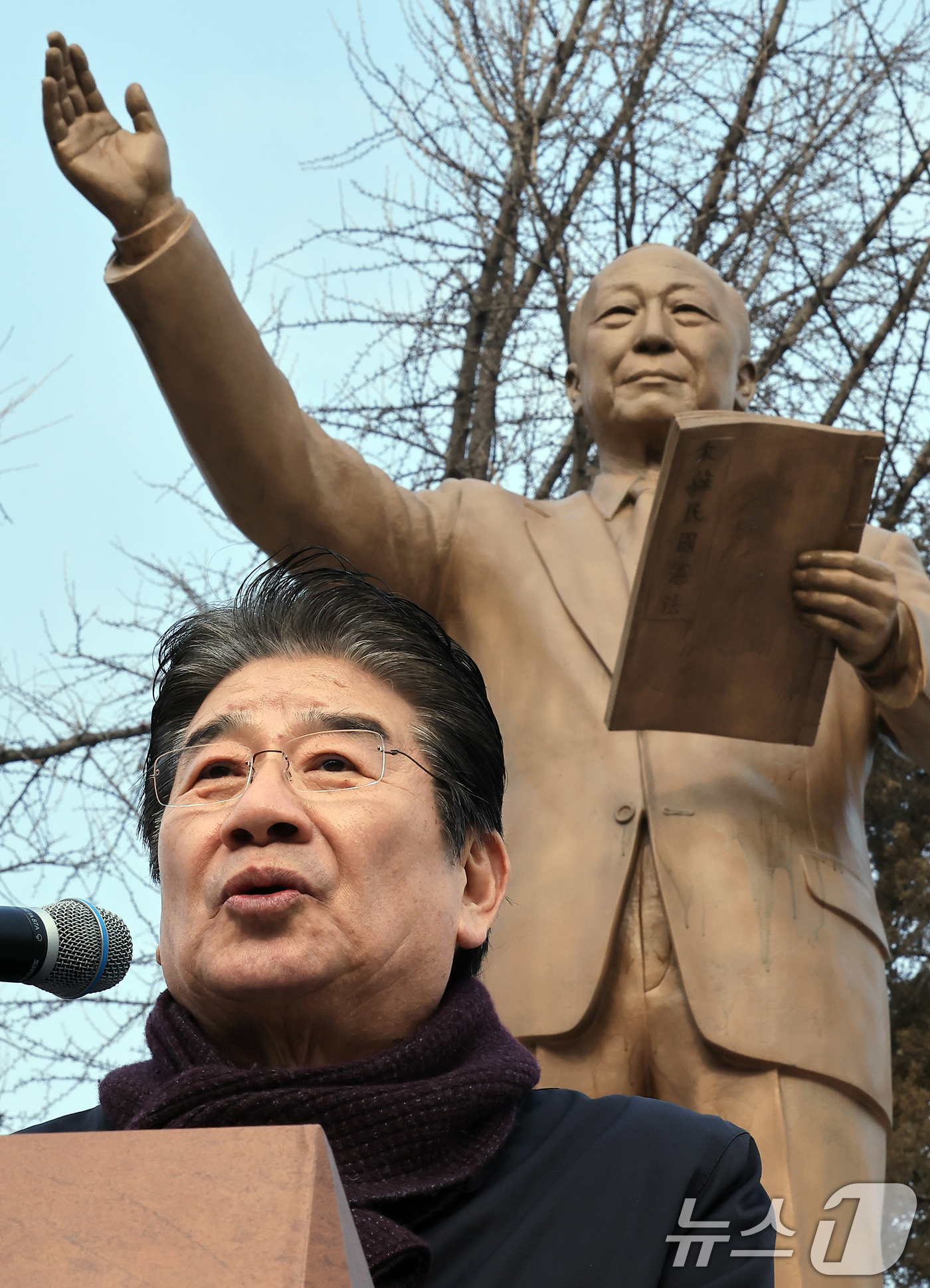 (서울=뉴스1) 박정호 기자 = 강석호 한국자유총연맹 총재가 20일 오후 서울 중구 장충단로 한국자유총연맹 남산 자유센터 내 이승만 동상 앞에서 열린 '대한민국 자유민주주의 체제 …