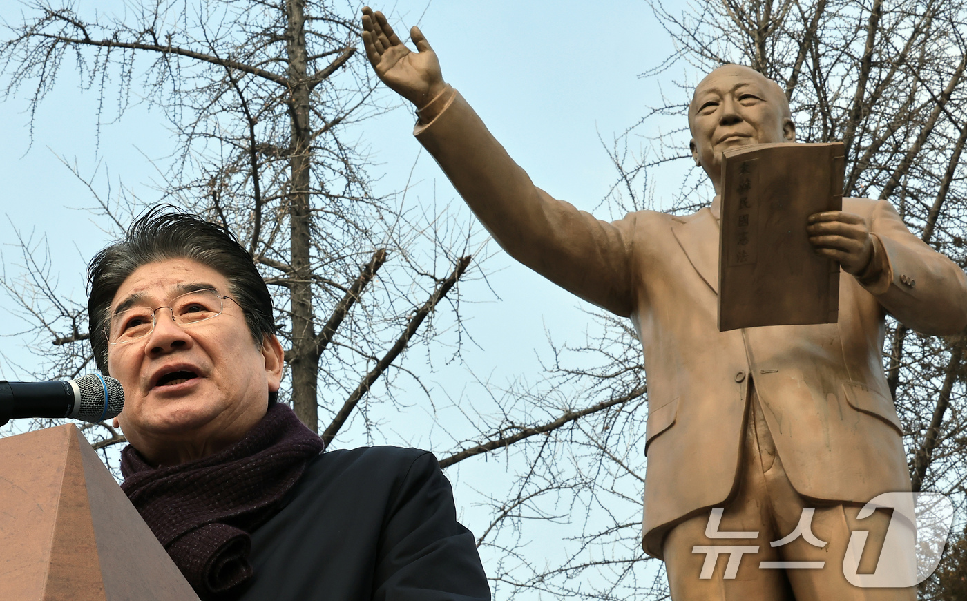 (서울=뉴스1) 박정호 기자 = 강석호 한국자유총연맹 총재가 20일 오후 서울 중구 장충단로 한국자유총연맹 남산 자유센터 내 이승만 동상 앞에서 열린 '대한민국 자유민주주의 체제 …