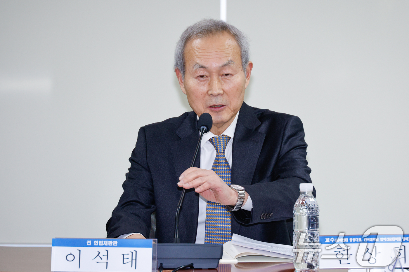 (서울=뉴스1) 안은나 기자 = 이석태 전 헌법재판관이 20일 오후 서울 여의도 국회의원회관에서 열린 '윤석열 탄핵심판의 법적 쟁점과 헌정질서 수호' 국회 긴급토론회에서 좌장을 맡 …