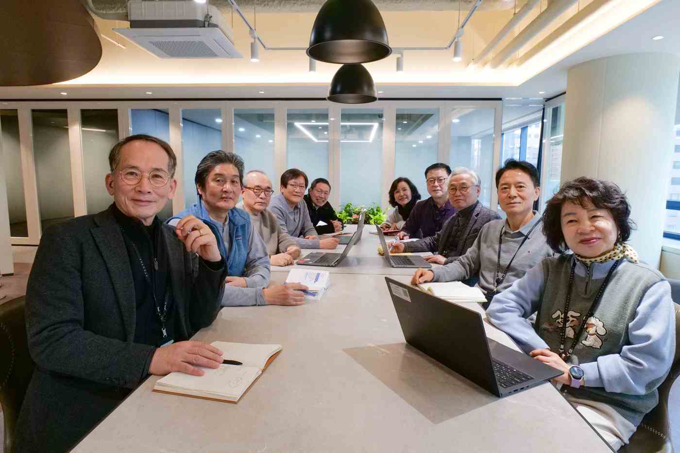 본문 이미지 - PTKOREA는 지난해 10월 마케팅, 노인복지, 국방부 등 다양한 분야에서 활동했던 평균 연령 64세 시니어 인턴 11명을 채용하며 시니어와 Z세대간 협업 프로젝트인 &#39;시너Z&#39; 프로젝트를 가동했다..&#40;PTKOREA제공&#41;