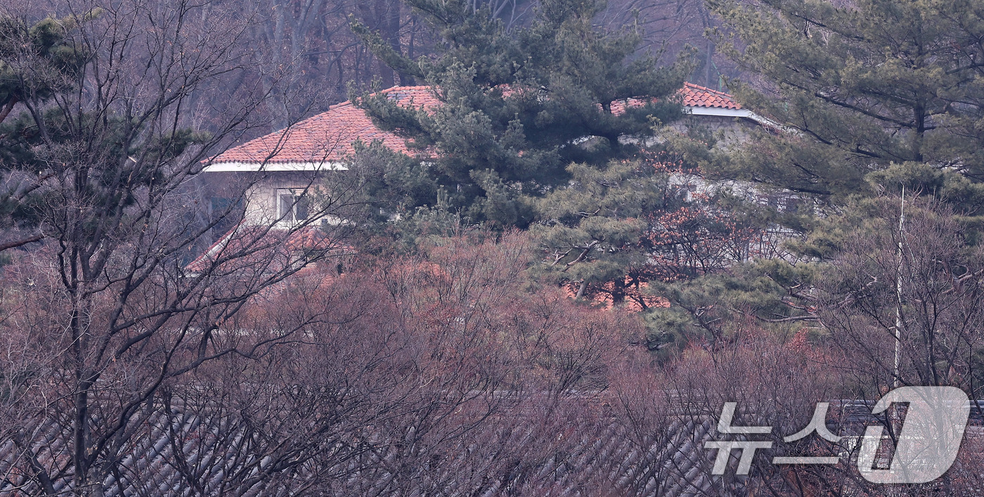 (서울=뉴스1) 박지혜 기자 = 경찰 비상계엄 특별수사단이 20일 삼청동 안전가옥(안가) 압수수색 재시도에 나섰다.사진은 이날 서울 종로구 삼청동 대통령 안가의 모습. 2025.1 …