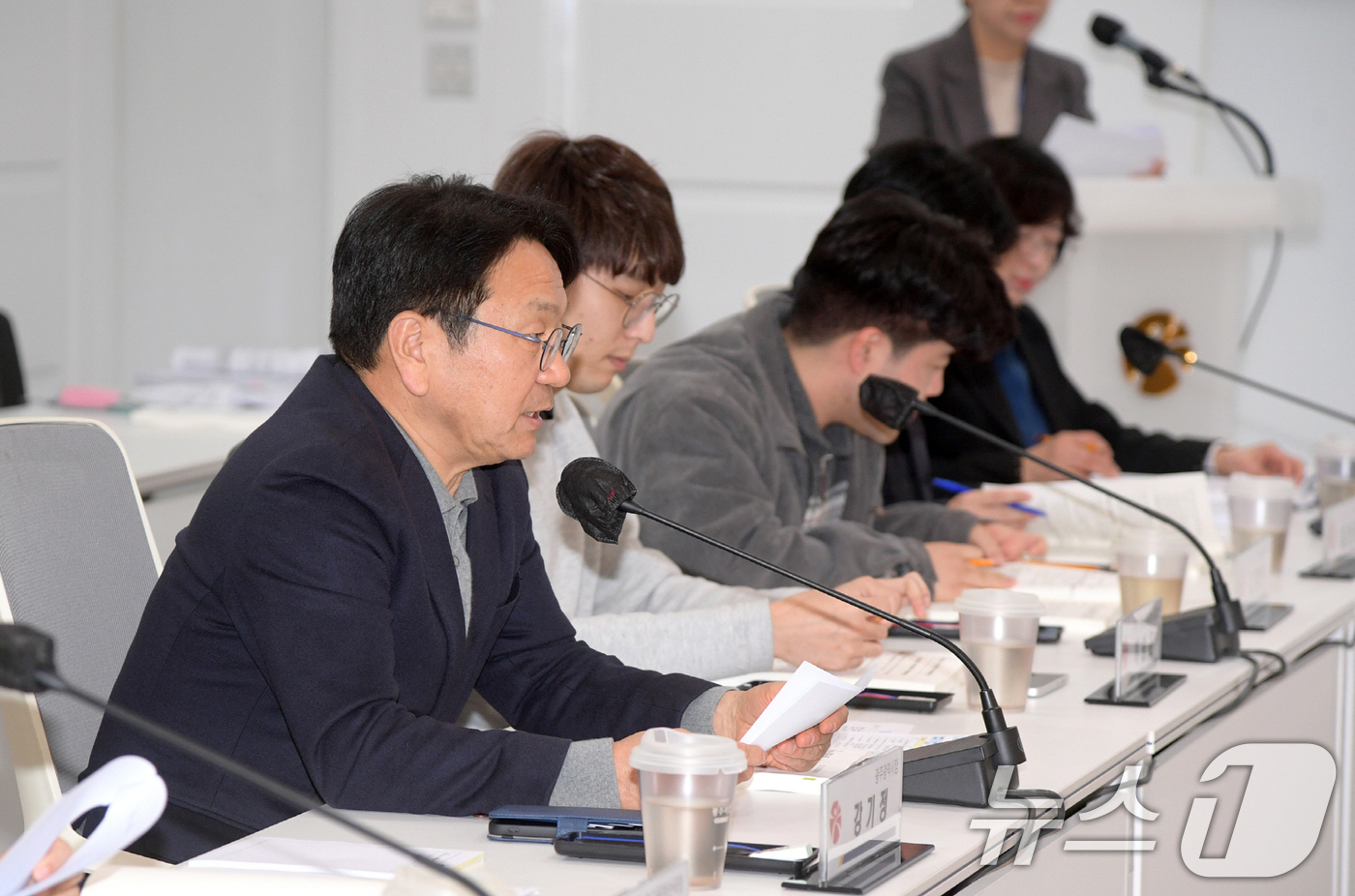(광주=뉴스1) 박준배 기자 = 강기정 광주시장이 20일 오후 시청 소회의실에서 청년정책조정위원회 회의를 주재하고 있다.(광주시 제공)2025.1.20/뉴스1