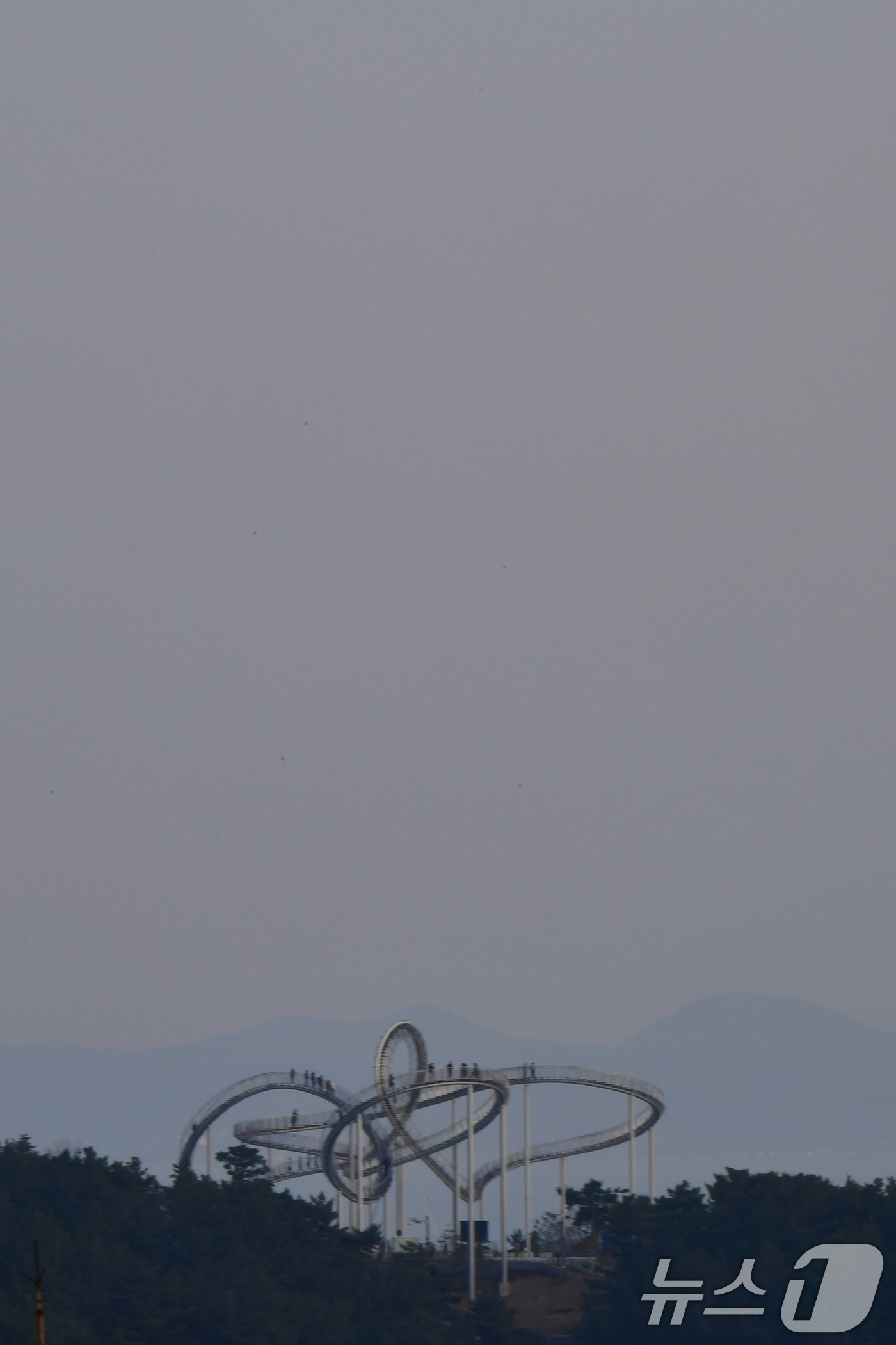 (포항=뉴스1) 최창호 기자 = 20일 오후 경북 포항시 관광랜드마크인 스페이스워크 주변이 미세먼지에 뒤뎦여있다. 2025.1.20/뉴스1