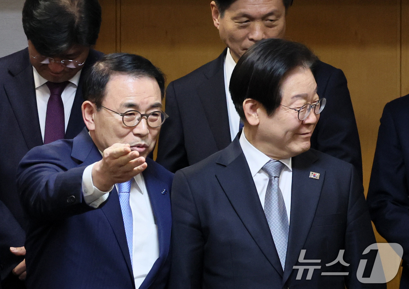 (서울=뉴스1) 이승배 기자 = 조용병 은행연합회장이 20일 서울 중구 은행회관에서 열린 '민생 경제 회복을 위한 더불어민주당-은행권 현장 간담회'에서 이재명 대표에게 자리를 안내 …