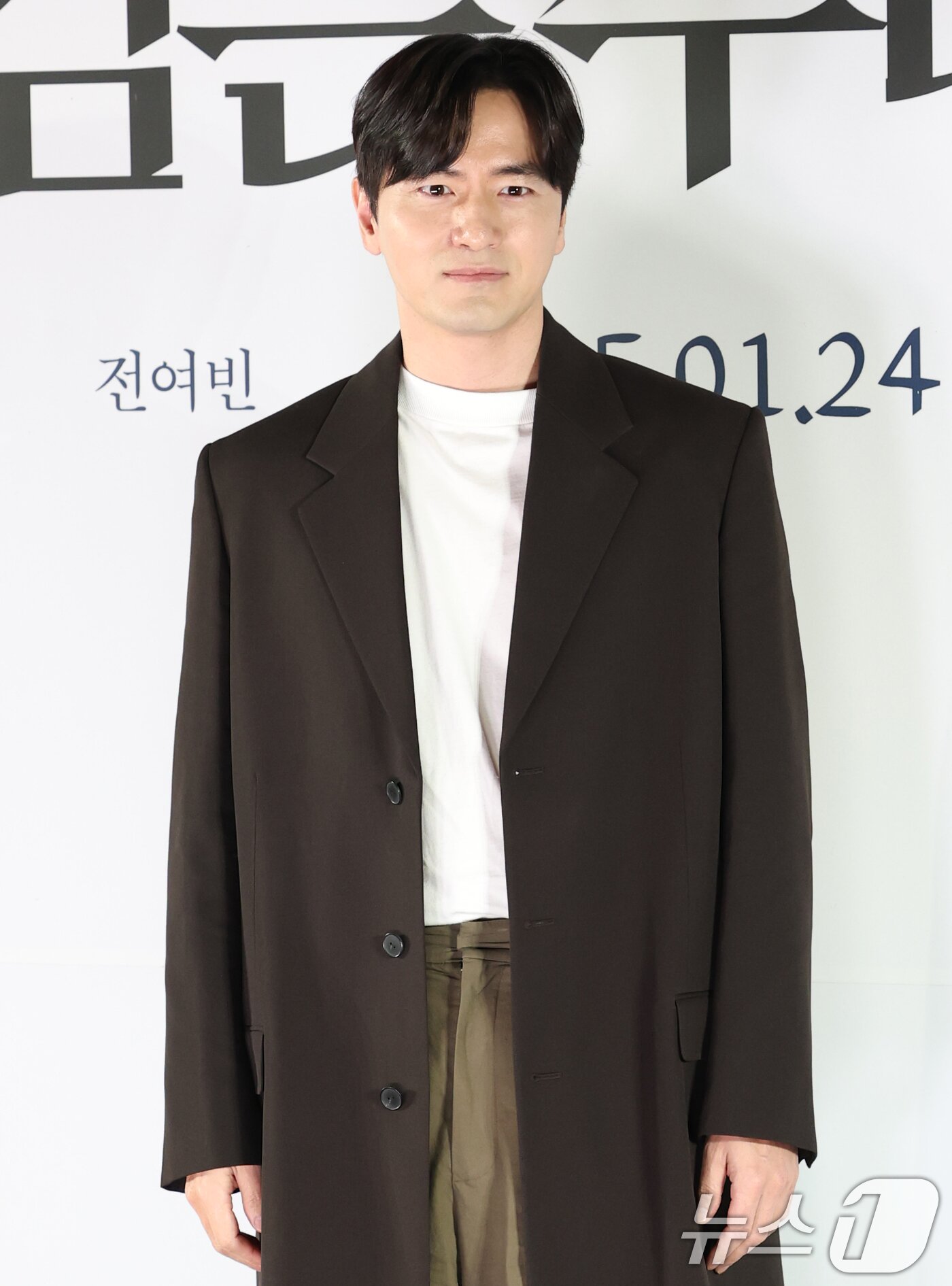 본문 이미지 - 배우 이진욱이 20일 서울 강남구 메가박스 코엑스에서 열린 영화 '검은 수녀들' 언론시사회에서 포즈를 취하고 있다. '검은 수녀들'은 강력한 악령에 사로잡힌 소년을 구하기 위해 금지된 의식에 나서는 사람들의 이야기를 그린 작품이다. 2025.1.20/뉴스1 ⓒ News1 권현진 기자