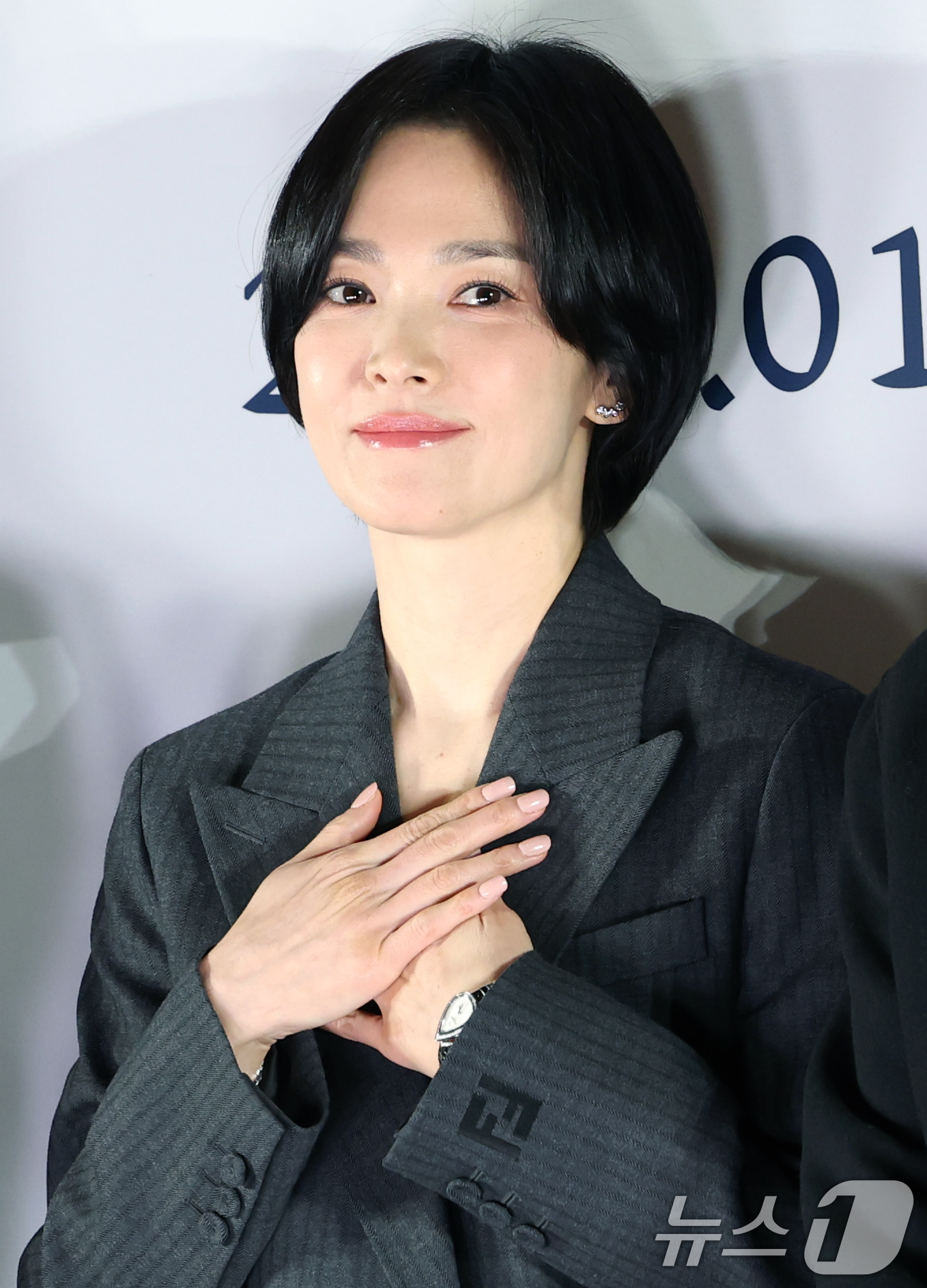 (서울=뉴스1) 권현진 기자 = 배우 송혜교가 20일 서울 강남구 메가박스 코엑스에서 열린 영화 '검은 수녀들' 언론시사회에 참석해 인사를 하고 있다.이 자리에서 송혜교는 "드라마 …