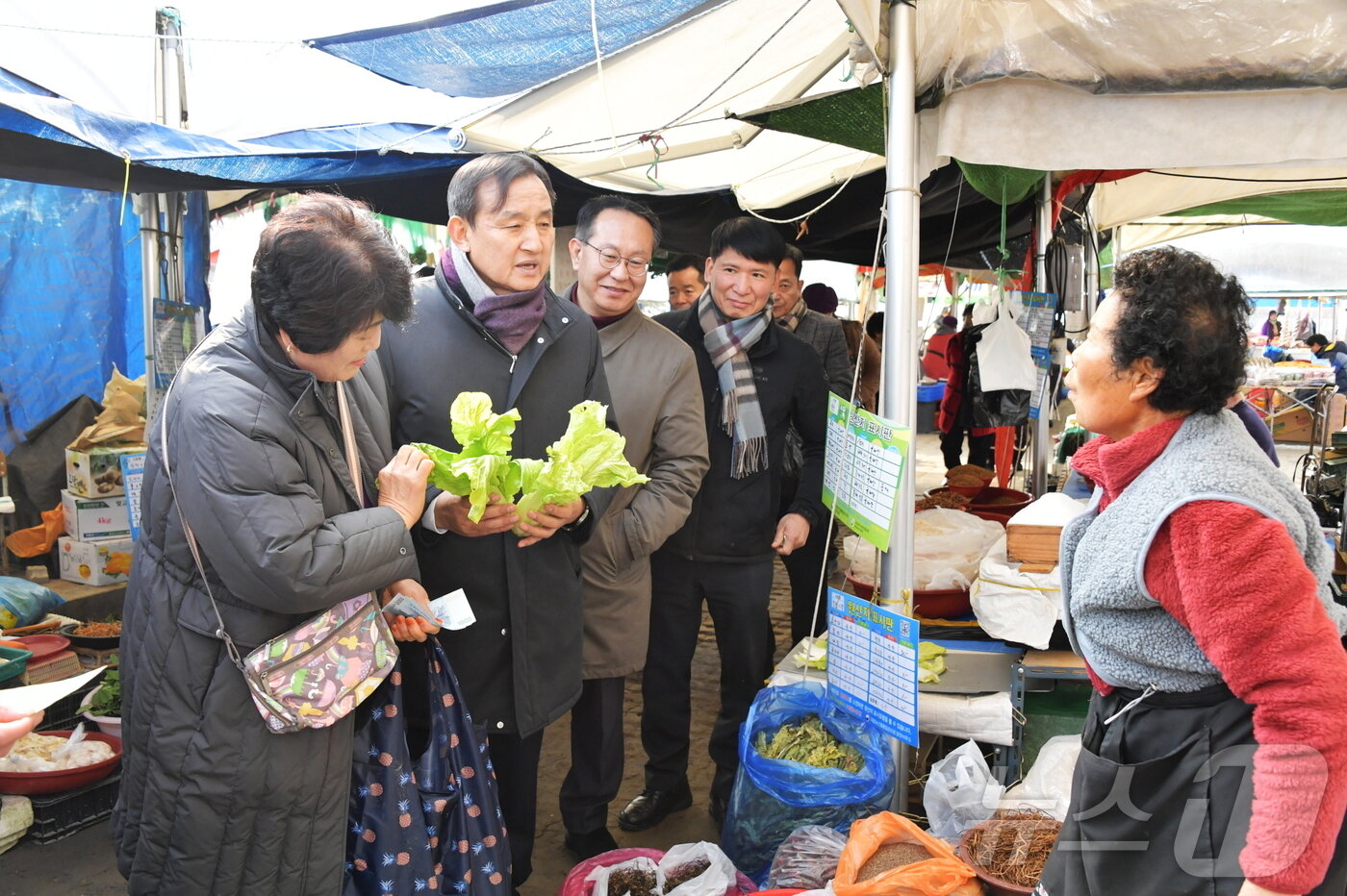 본문 이미지 - 설 명절 앞두고 장보기 행사하는 이병노 전남 담양군수.(담양군 제공)2025.1.20./뉴스1