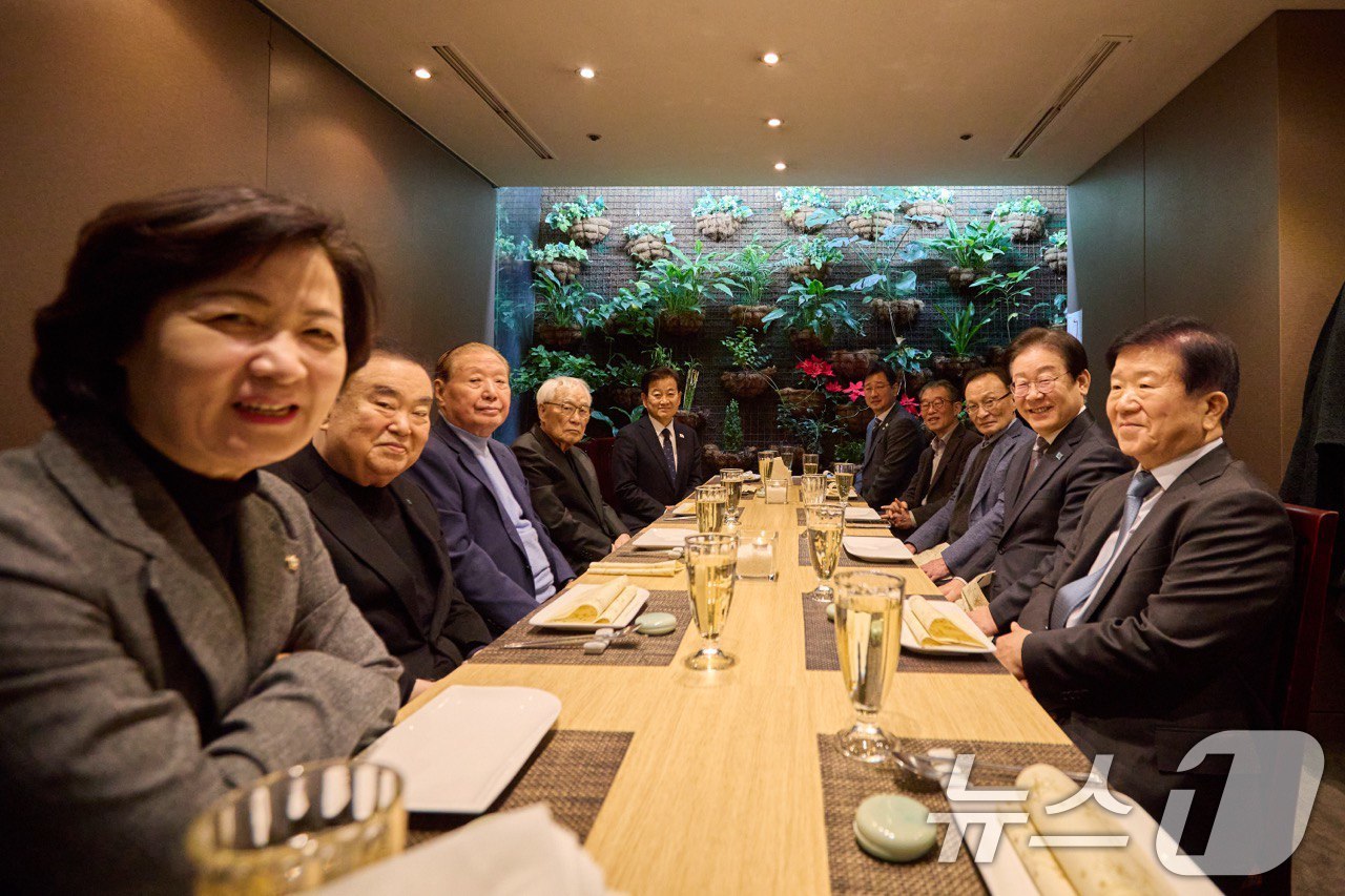 (서울=뉴스1) = 이재명 더불어민주당 대표가 20일 서울 시내 식당에서 이해찬, 문희상, 박병석 등 상임고문단과 오찬 간담회를 하고 있다. (민주당 제공) 2025.1.20/뉴스 …