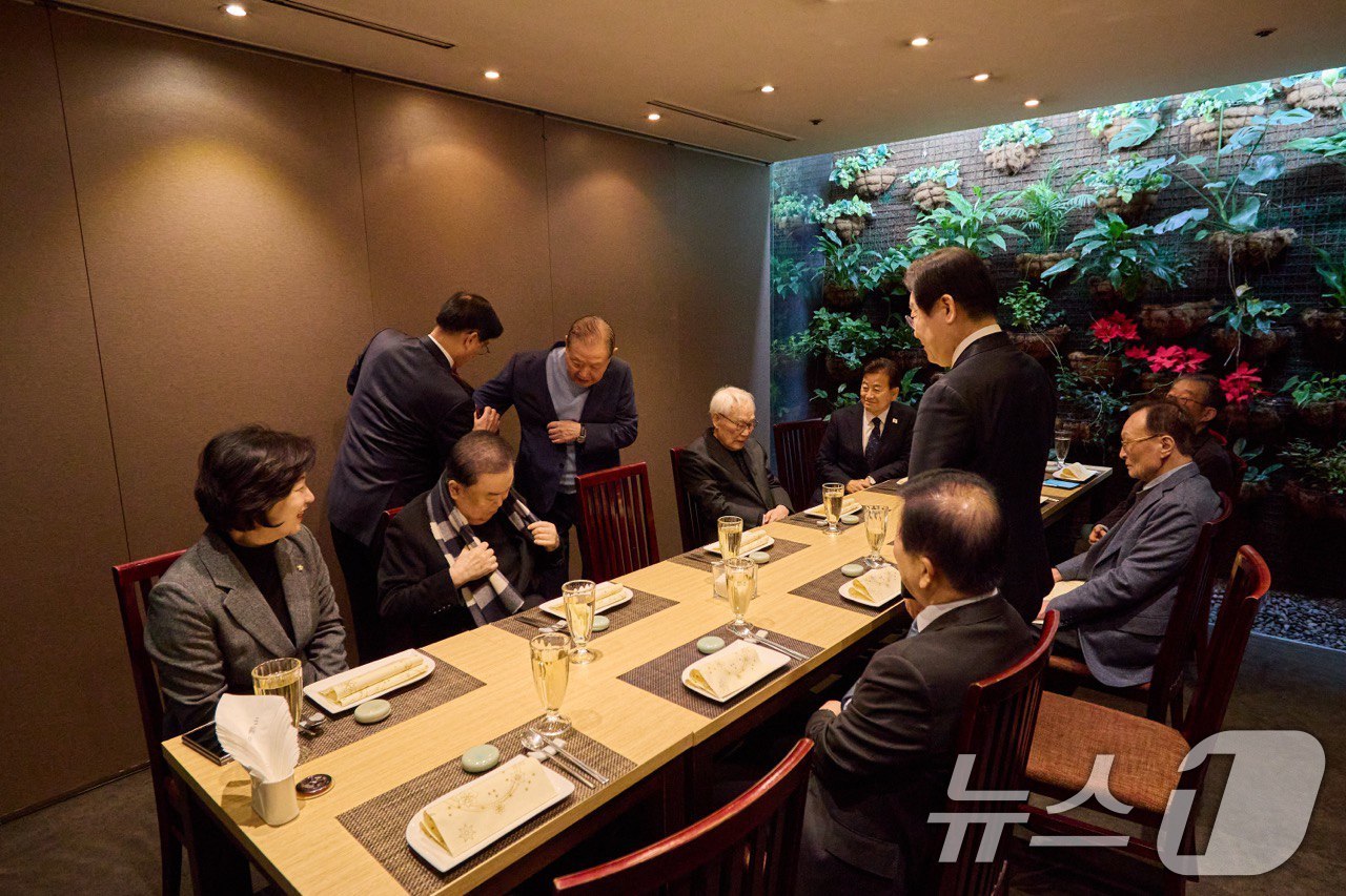 (서울=뉴스1) = 이재명 더불어민주당 대표가 20일 서울 시내 식당에서 이해찬, 문희상, 박병석 등 상임고문단과 오찬 간담회를 하고 있다. (민주당 제공) 2025.1.20/뉴스 …