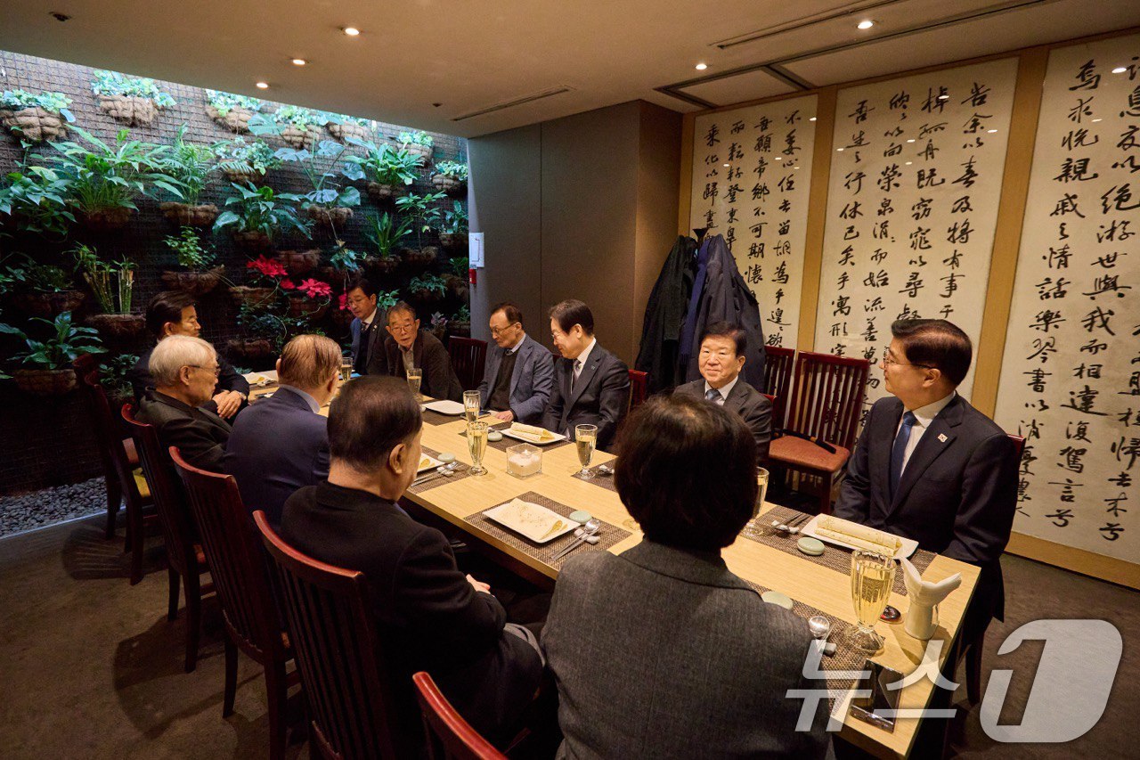 (서울=뉴스1) = 이재명 더불어민주당 대표가 20일 서울 시내 식당에서 이해찬, 문희상, 박병석 등 상임고문단과 오찬 간담회를 하고 있다. (민주당 제공) 2025.1.20/뉴스 …