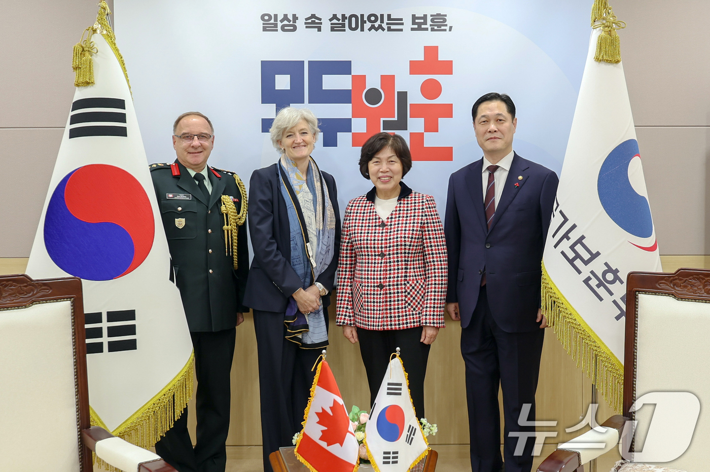 (서울=뉴스1) 김명섭 기자 = 강정애 국가보훈부 장관이 이희완 국가보훈부 차관과 함께 20일 오후 서울시 용산구 서울지방보훈청에서 열린 타마라 모휘니 주한 캐나다 대사를 만나 환 …