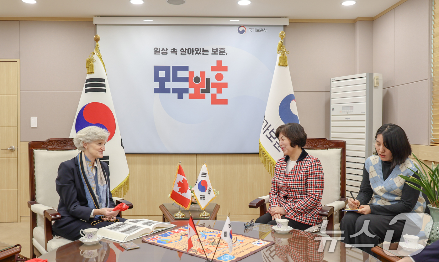 (서울=뉴스1) 김명섭 기자 = 강정애 국가보훈부 장관이 20일 오후 서울시 용산구 서울지방보훈청에서 열린 타마라 모휘니 주한 캐나다 대사를 만나 국제보훈사업 교류협력 확대 방안 …