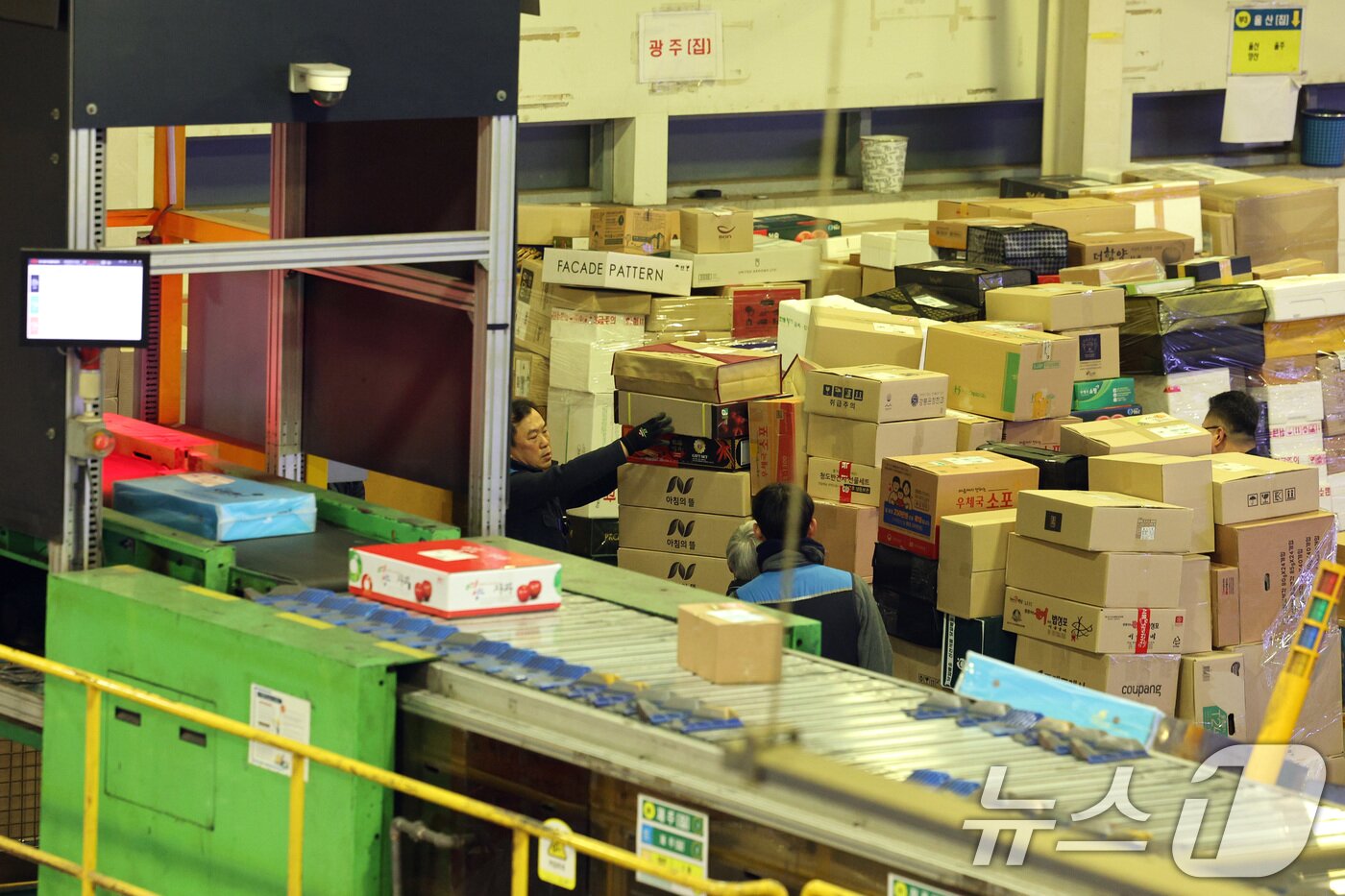 본문 이미지 - 설 명절을 앞둔 21일 오전 서울 광진구 동서울우편물류센터에서 직원들이 택배 분류 작업으로 구슬땀을 흘리고 있다. 기사 내용과 무관한 사진. 2025.1.21/뉴스1 ⓒ News1 신웅수 기자