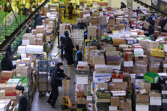 "설 당일 택배 오나요?"…'택배 빅3' 주 7일 경쟁 속 휴식권 보장