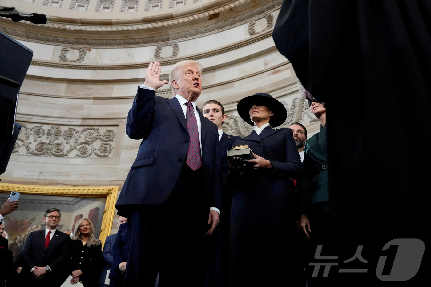 (로이터=뉴스1) 김진환 기자 = 도널드 트럼프 미국 대통령이 20일(현지 시간) 미국 국회의사당 로툰다홀에서 47대 대통령 취임선서를 하고 있다.트럼프 대통령은 성서에 손을 얹고 …