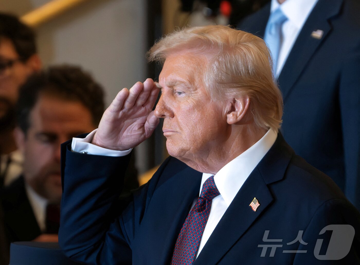 본문 이미지 - 도널드 트럼프 미국 대통령이 20일(현지 시간) 미 워싱턴 연방의회 의사당 로툰다 홀에서 제47대 대통령 취임식을 마친 뒤 가수 크리스토퍼 마키오가 미국 국가를 부르는 동안 거수경례하고 있다. ⓒ 로이터=뉴스1 ⓒ News1 김진환 기자