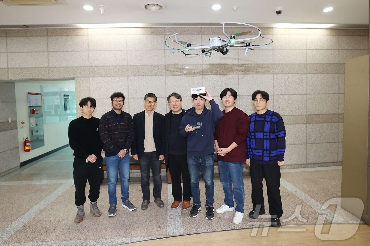 본문 이미지 - 왼쪽부터 KAIST 양양 박사과정, 마난 칸 석사, 유지환 교수, 오일권 교수, 노재우 석사과정, 오세웅 박사, 백한결 박사과정이 기념촬영을 하고 있다.(KAIST 제공)/뉴스1