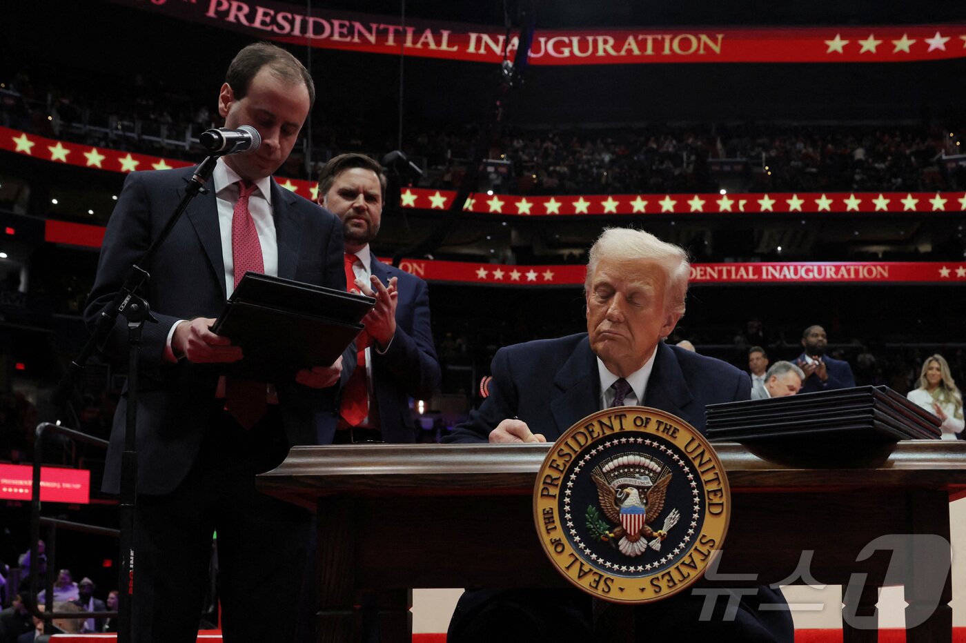 본문 이미지 - 도널드 트럼프 미국 대통령이 20일&#40;현지시간&#41; 워싱턴 &#39;캐피털원아레나&#39;에서 열린 취임식 축하 집회에서 행정명령에 서명하고 있다. 2025.01.20 ⓒ 로이터=뉴스1 ⓒ News1 최종일 기자