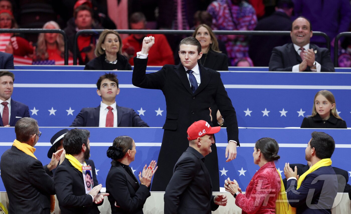 본문 이미지 - 도널드 트럼프 미국 대통령과 영부인 멜라니아 트럼프의 막내 아들인 배런이 20일(현지시간) 워싱턴 '캐피털 원 아레나'에서 열린 취임식 축하 집회에 참석했다. 2025.01.20 ⓒ 로이터=뉴스1 ⓒ News1 최종일 기자