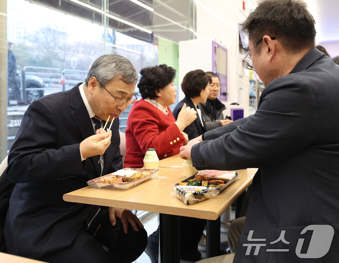 (서울=뉴스1) = 정근식 서울시교육감이 20일 서울 서대문구 CU북아현뉴타운점을 방문, 설 연휴 기간 결식 우려가 있는 아동들을 위한 도시락을 시식해보고 있다. (서울시교육청 제 …