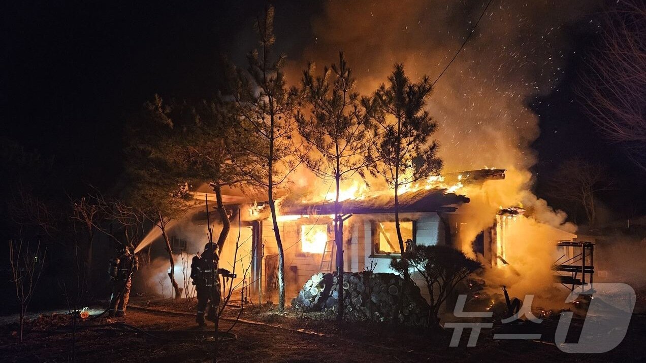 본문 이미지 - 20일 오후 7시 50분쯤 상주시 화남면 주택에서 불이나 소방당국이 화재진압을 하고있다(경북소방본부 제공)2025.1.21/뉴스1