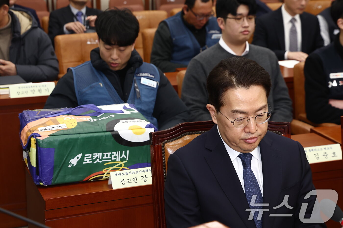 본문 이미지 - 강한승 쿠팡㈜ 대표가 21일 오전 서울 여의도 국회 환경노동위원회에서 열린 쿠팡 택배노동자 근로 조건 개선·대유위니아그룹 임금체불 관련 청문회에 출석하고 있다. 두번째줄 왼쪽은 강민욱 택배노동자과로사대책위 집행위원장. 2025.1.21/뉴스1 ⓒ News1 김민지 기자