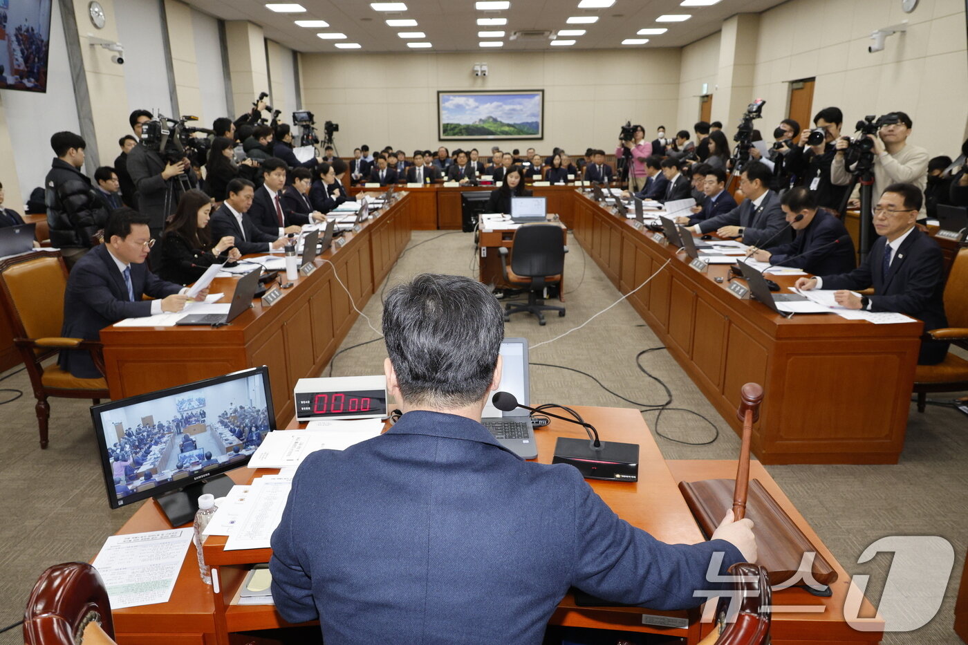 본문 이미지 - 21일 서울 여의도 국회 환경노동위원회에서 열린 쿠팡 택배노동자 심야노동 등 근로조건 개선을 위한 청문회· 대유위니아그룹 임금체불 관련 청문회에서 안호영 위원장이 개회를 선언하고 있다. 2025.1.21/뉴스1 ⓒ News1 안은나 기자
