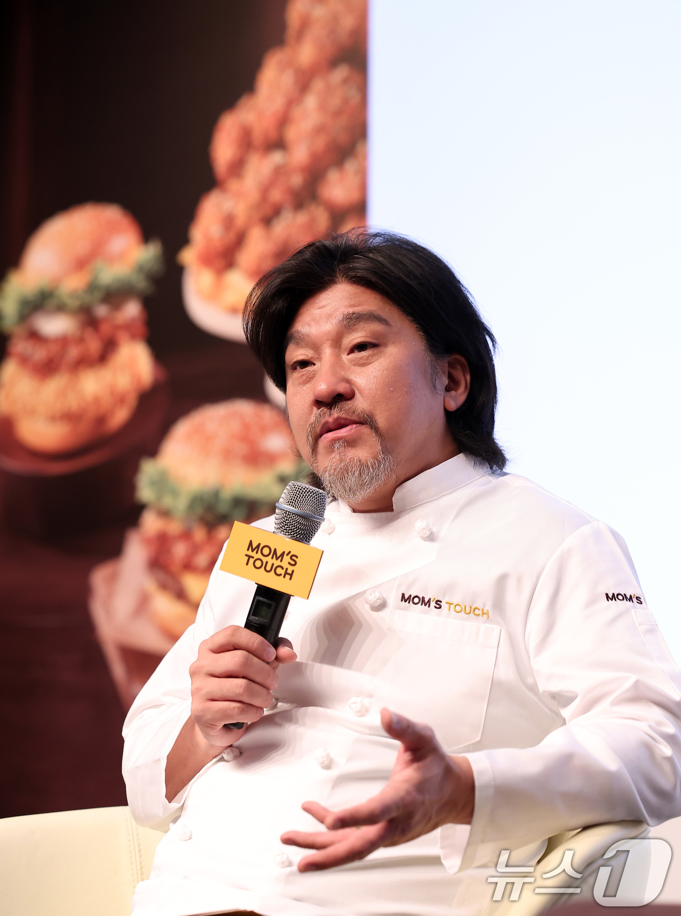 (서울=뉴스1) 김성진 기자 = 에드워드 리 셰프가 21일 오전 서울 중구 신라호텔 영빈관에서 열린 맘스터치 신제품 출시 기념 기자간담회에서 발언하고 있다.이번 신제품은 '에드워드 …