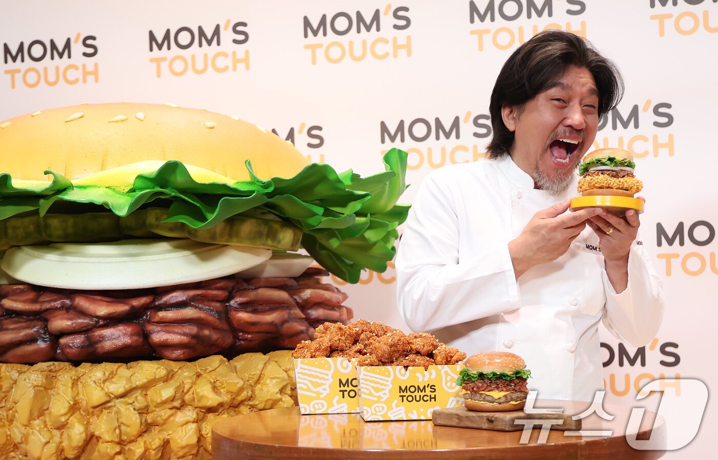 본문 이미지 - 에드워드 리 셰프가 21일 오전 서울 중구 신라호텔 영빈관에서 열린 맘스터치 신제품 출시 기념 포토행사에서 기념촬영을 하고 있다. 이번 신제품은 '에드워드 리 빅싸이순살'과 '에드워드 리 비프버거', '에드워드 리 싸이버거' 3종으로 구성됐다. 2025.1.21/뉴스1 ⓒ News1 김성진 기자